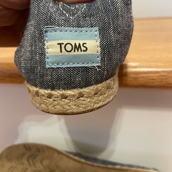 Toms - Picture 2 of 10